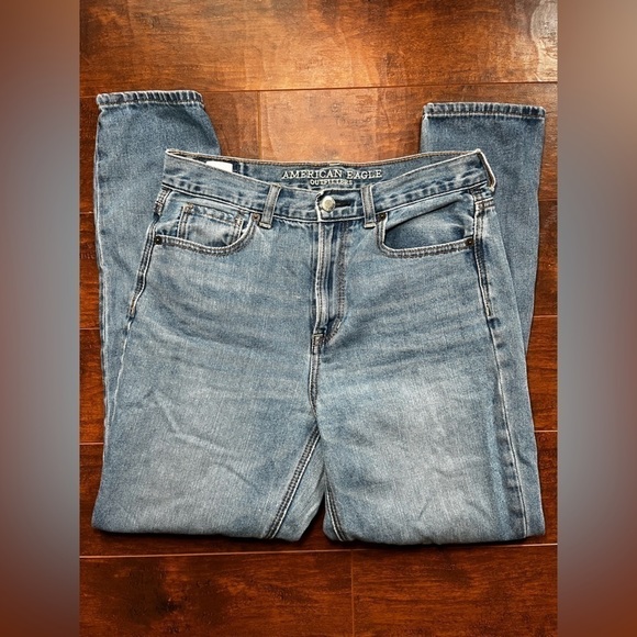 American Eagle women’s Mom Jean Light Wash Sz 4 - Picture 1 of 9